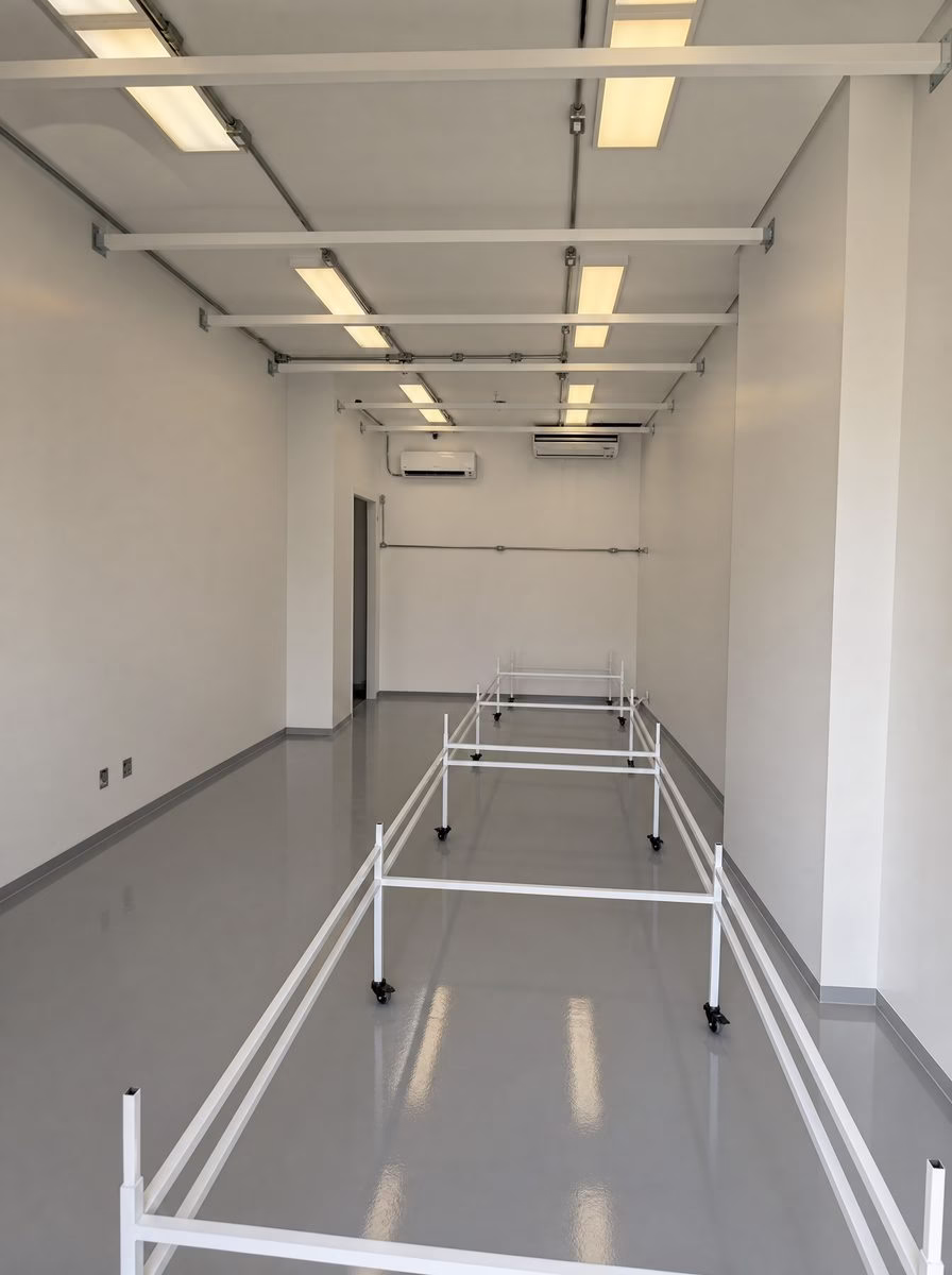 Sala de cultivo indoor com piso epóxi e estruturas de bancada montadas